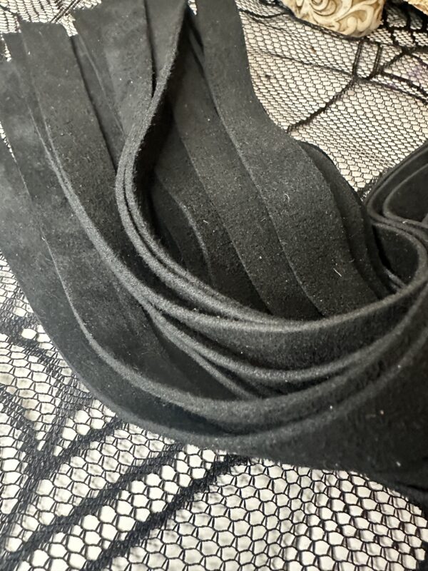 Thick black suede flogger - Image 4