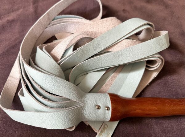 Baby blue leather flogger - Image 6