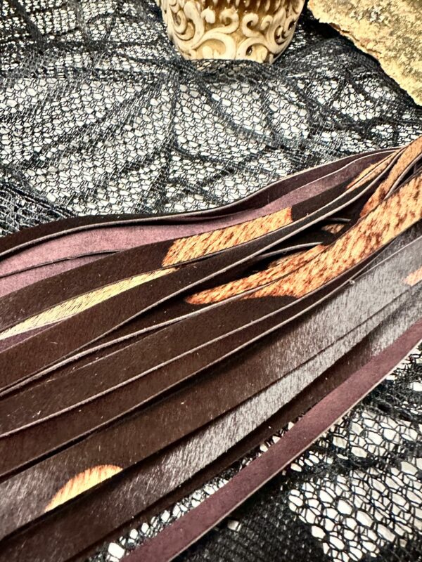 Two-tone brown hair-on-hide flogger with hand-turned handle - Image 4