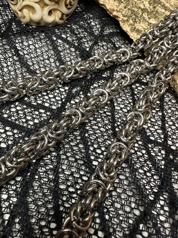 Heavy 2cm stainless steel Byzantine chainmail flogger with black finger loops - Image 5