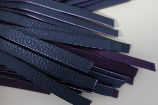 Oak handled flogger with a dark purple grain print leather - Image 2