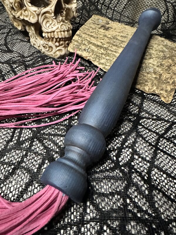 Pink faux suede flogger with blue handle - Image 2