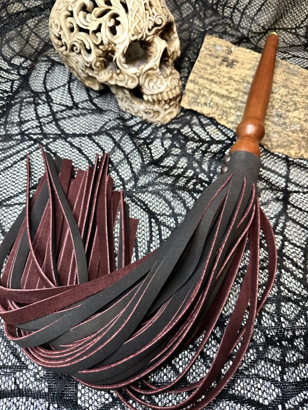 The Vamp Leather flogger