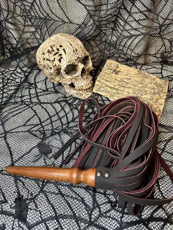 The Vamp Leather flogger - Image 4