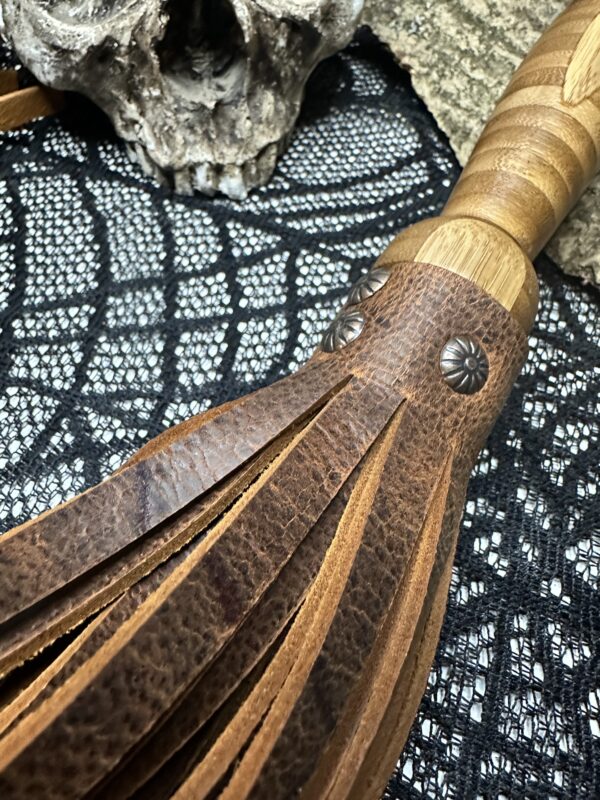 African Kudu flogger with hand-turned patterned hardwood handle - Image 4