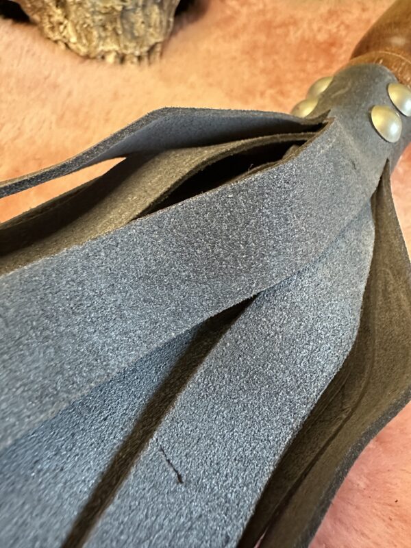 Waxed Grey suede flogger - Image 3