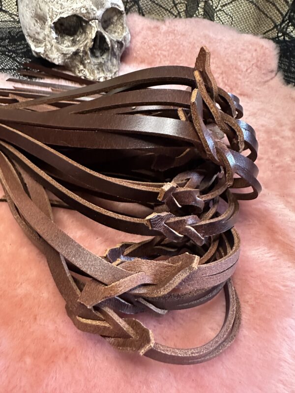 The Buffalo B*astard Tawse leather flogger with hand turned handle - Image 7