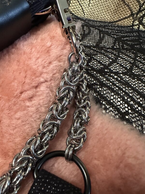 Black Sparkle leather POI set with chainmail finger loops - Image 3