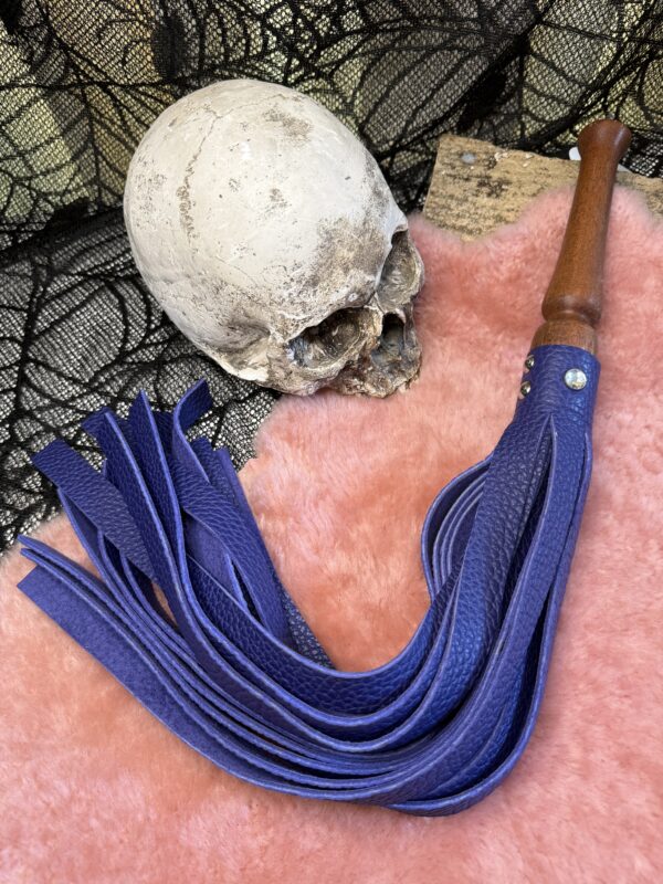 Mummys Violent Violence flogger