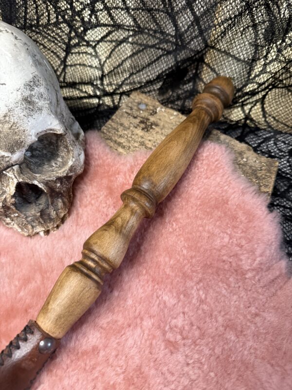 Buffalo Leather traditional style Quirt with reclaimed Oak spindle handle - Image 3