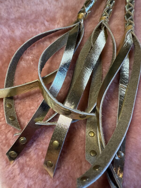 The Triple Whipped Gold flogger - Image 2
