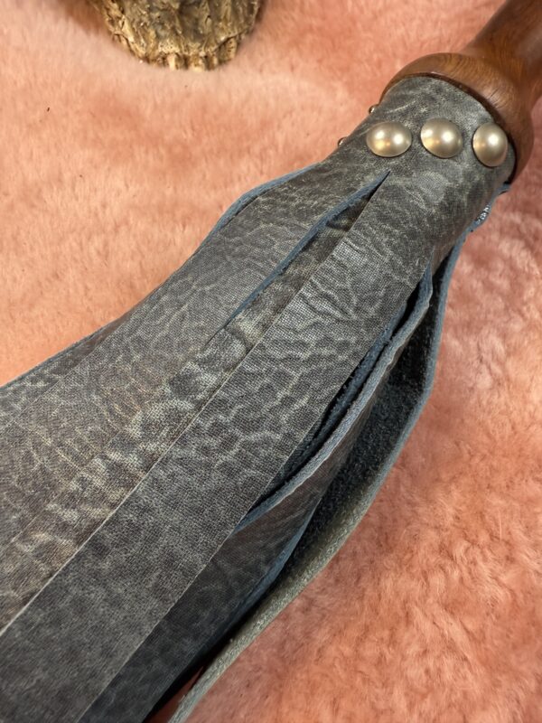 The Elephants Stomp flogger - Image 3