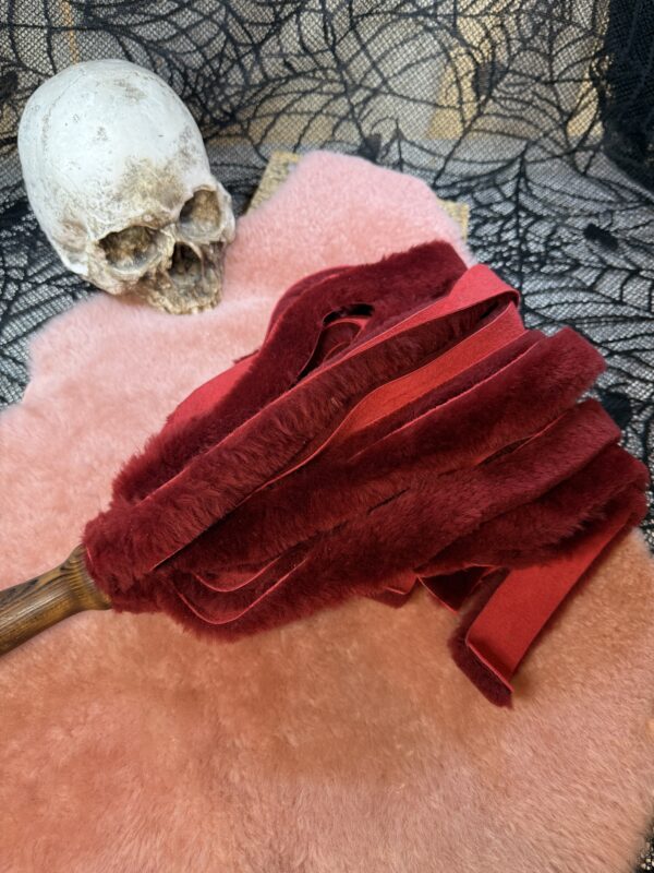 Vampires Kiss sheepskin and leather flogger - Image 2