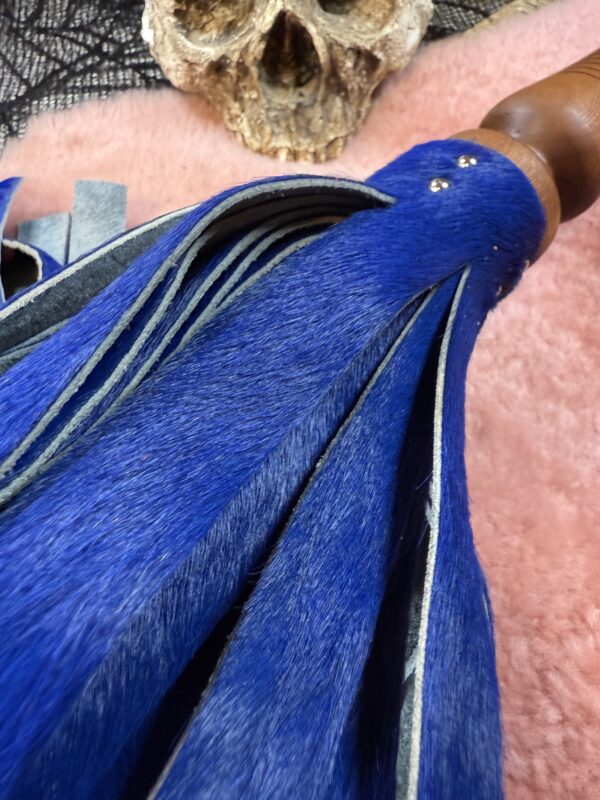 Blue hair on hide flogger with coloured handle - Image 2