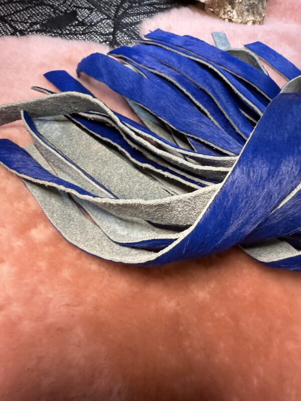 Blue hair on hide flogger with coloured handle - Image 3