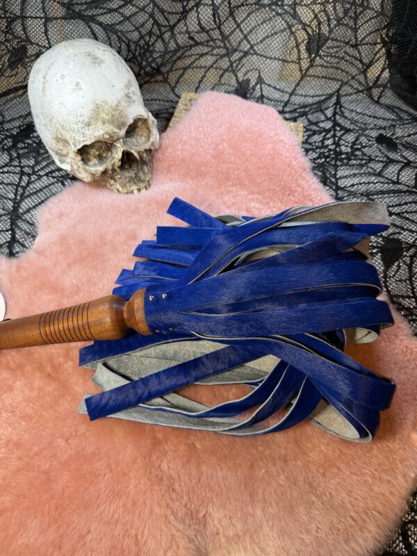 Blue hair on hide flogger with coloured handle - Image 4