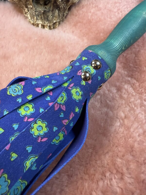 Itsy Ditsy flogger with coloured handle - Image 3