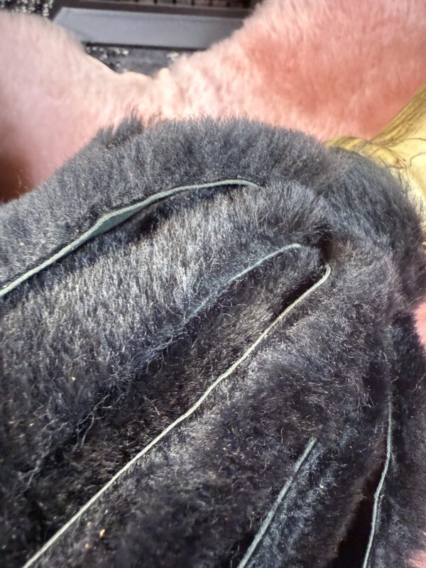 Vampires Kiss sheepskin and leather flogger - Image 2