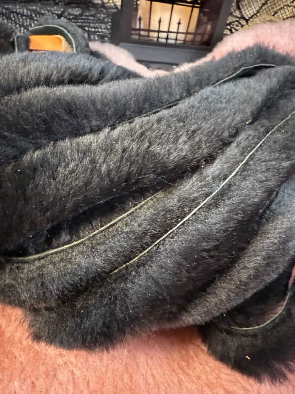 Vampires Kiss sheepskin and leather flogger - Image 4