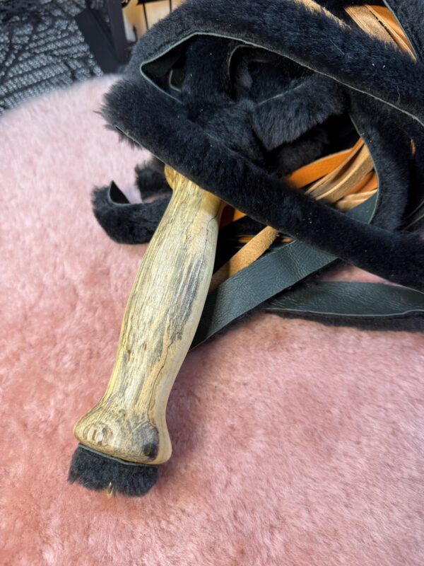Vampires Kiss sheepskin and leather flogger - Image 5