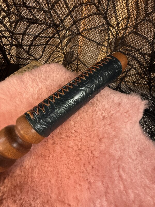 Nature Bites Back traditional style leather Quirt. - Image 5