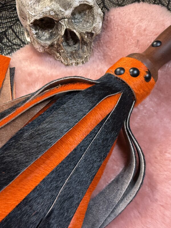 Jack O'Lash Hair on Hide flogger - Image 3