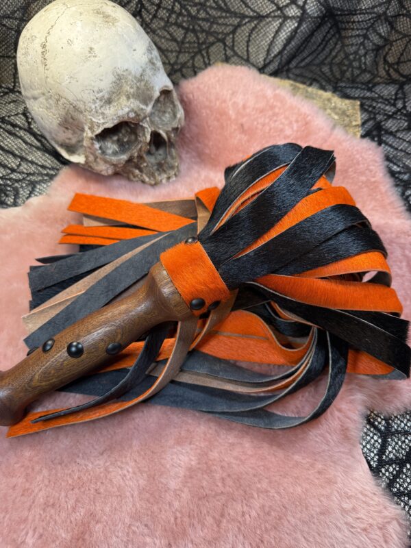 Jack O'Lash Hair on Hide flogger - Image 4