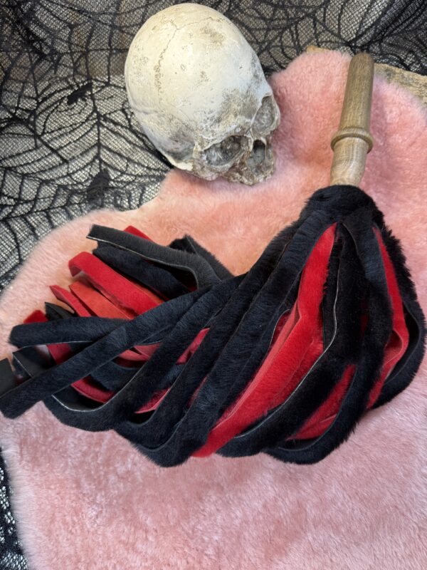 Nocturne Kiss Sheepskin flogger