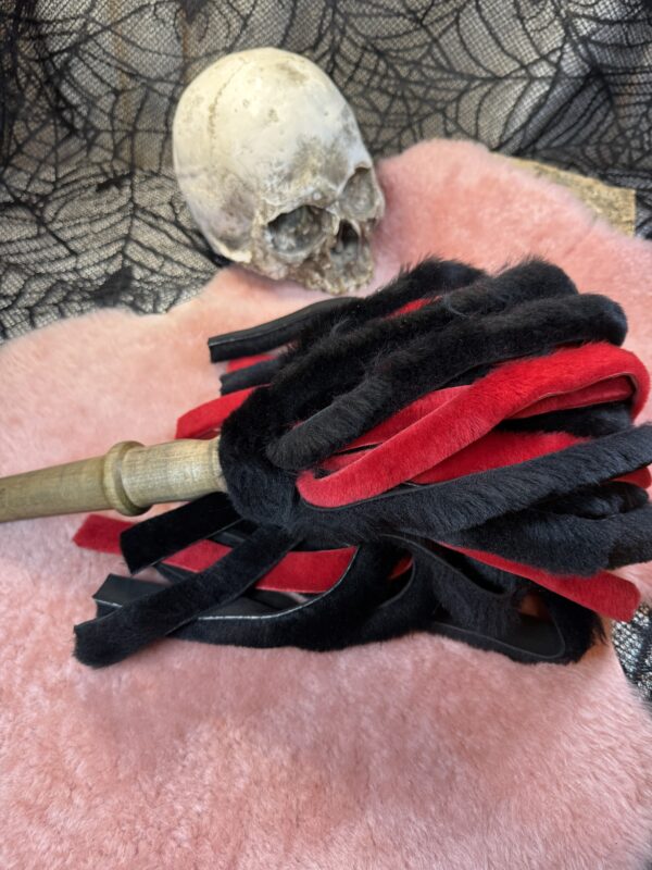 Nocturne Kiss Sheepskin flogger - Image 4