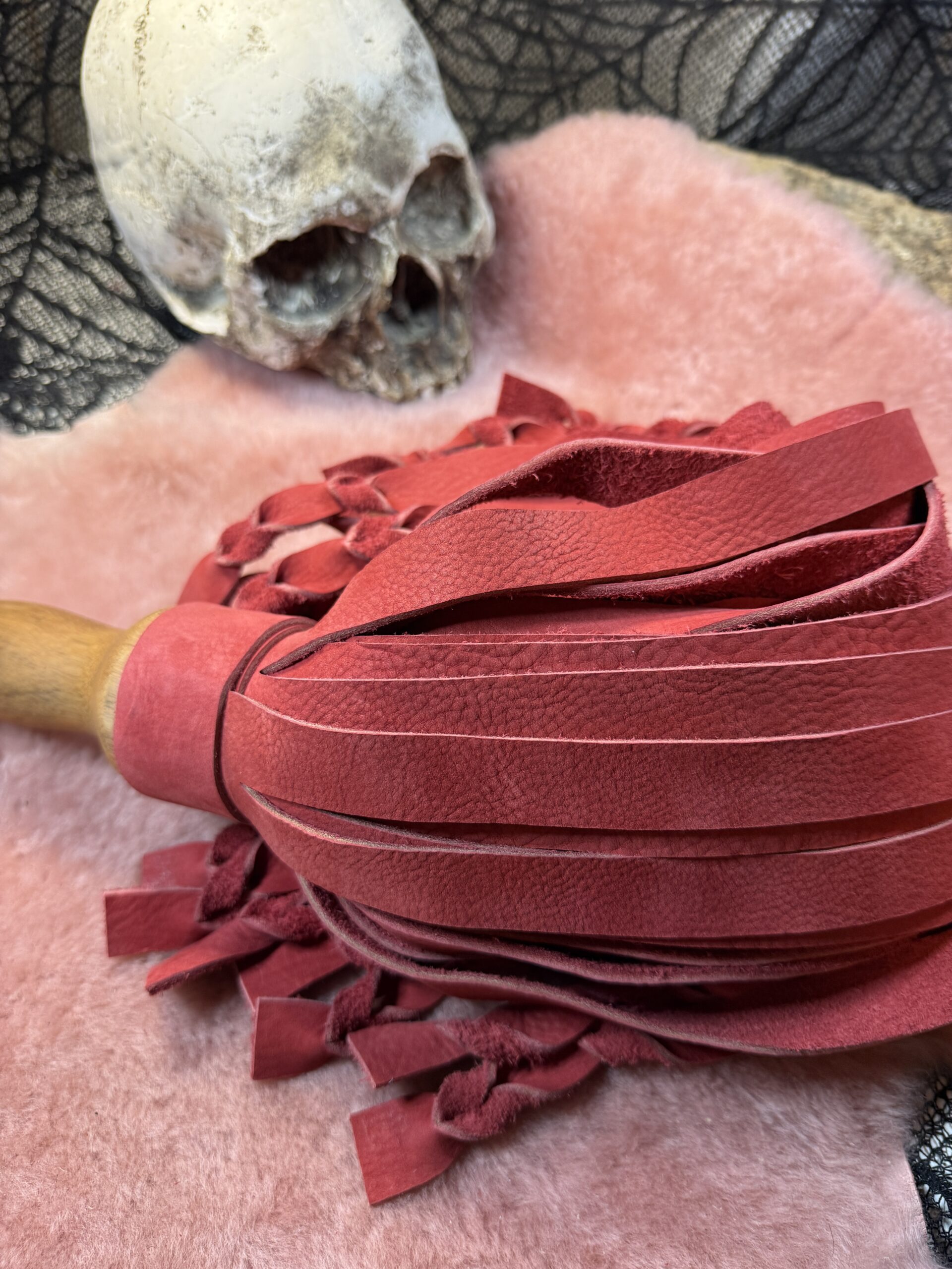 The Red Mass flogger with character handle - Image 2