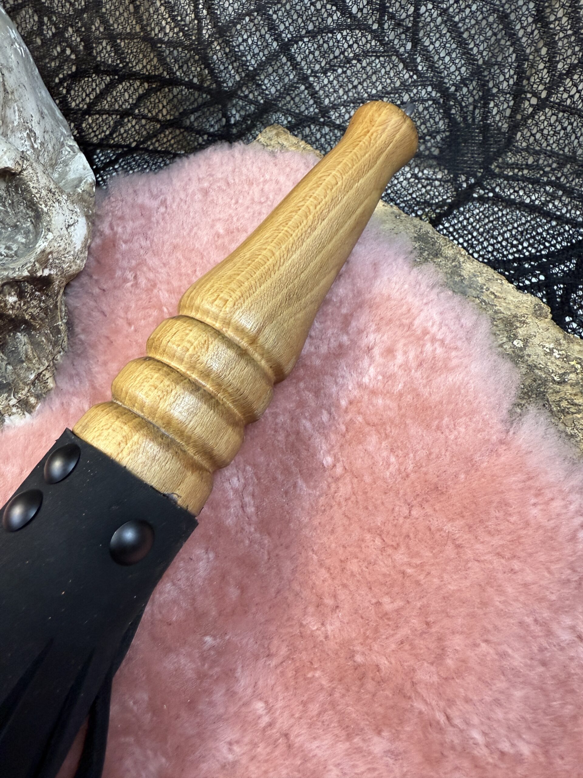 The Nubuck Night flogger with character handle - Image 3