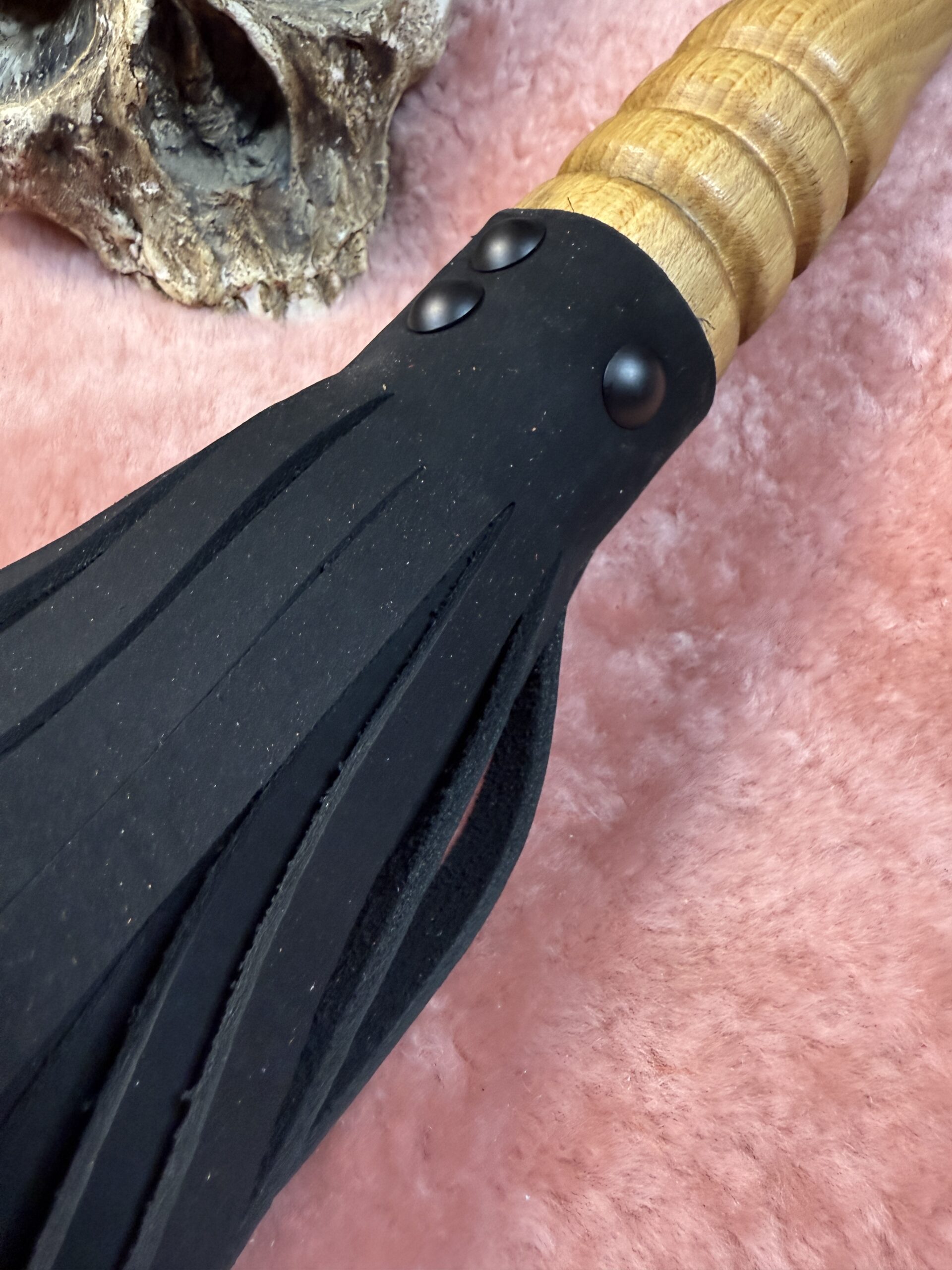The Nubuck Night flogger with character handle - Image 4