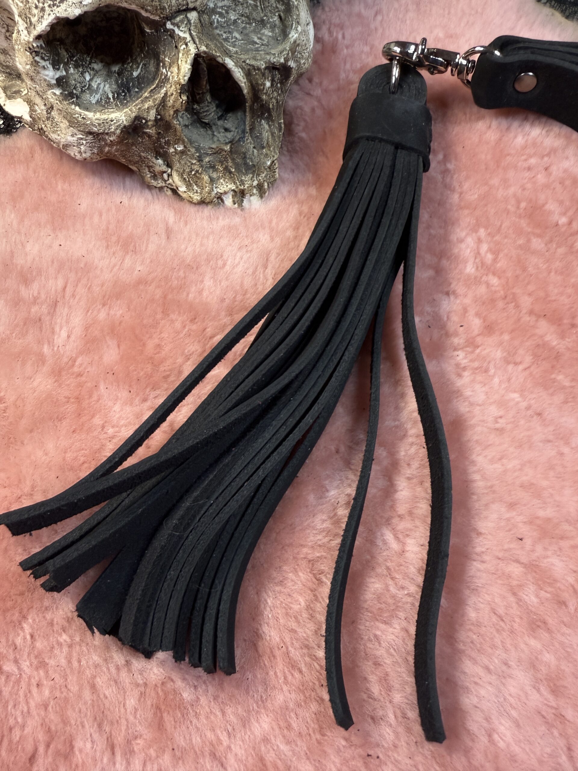 The Nubuck Night pussy/dick flogger - Image 3