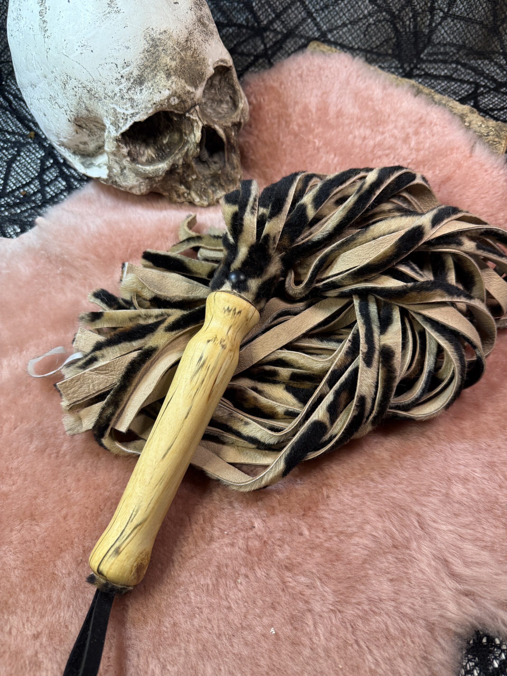 Luscious Leopard flogger with character reclaimed handle - Image 6