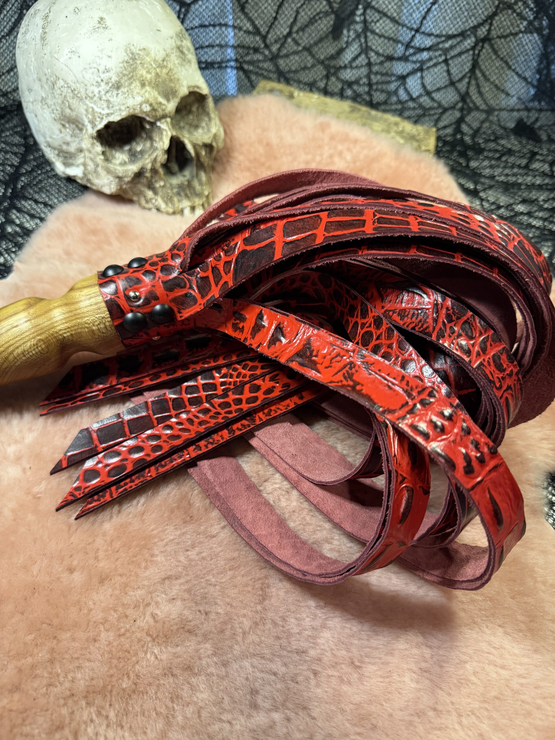 Gatorblood- flogger with hand turned handle - Image 6